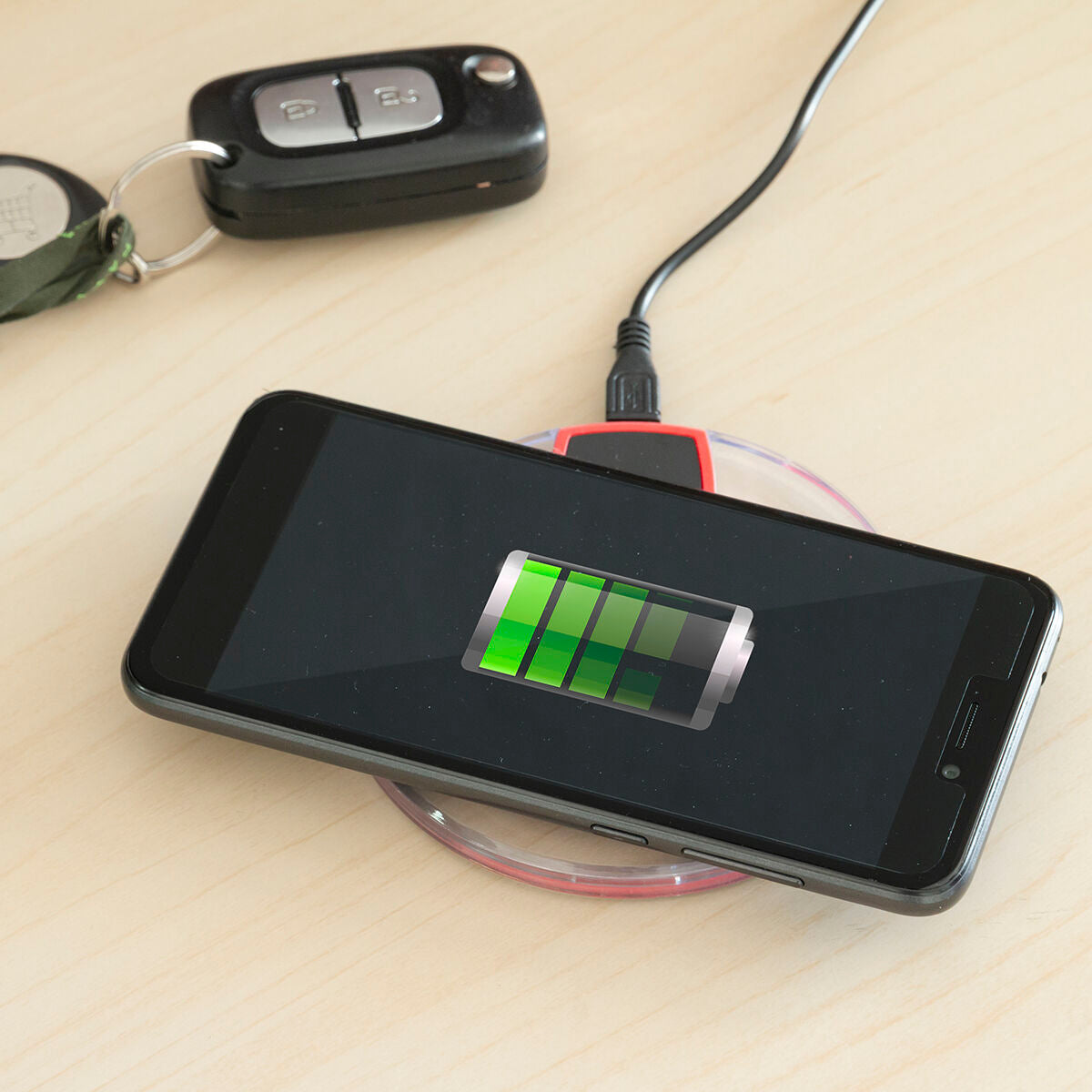Accesorio tecnológico minimalista para productividad y espacio de trabajo organizado