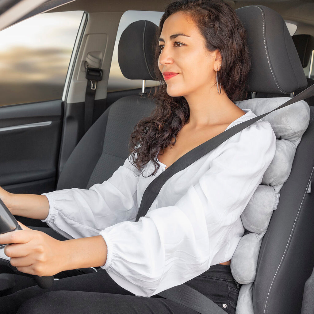 Cojín ergonómico para espalda en el coche.